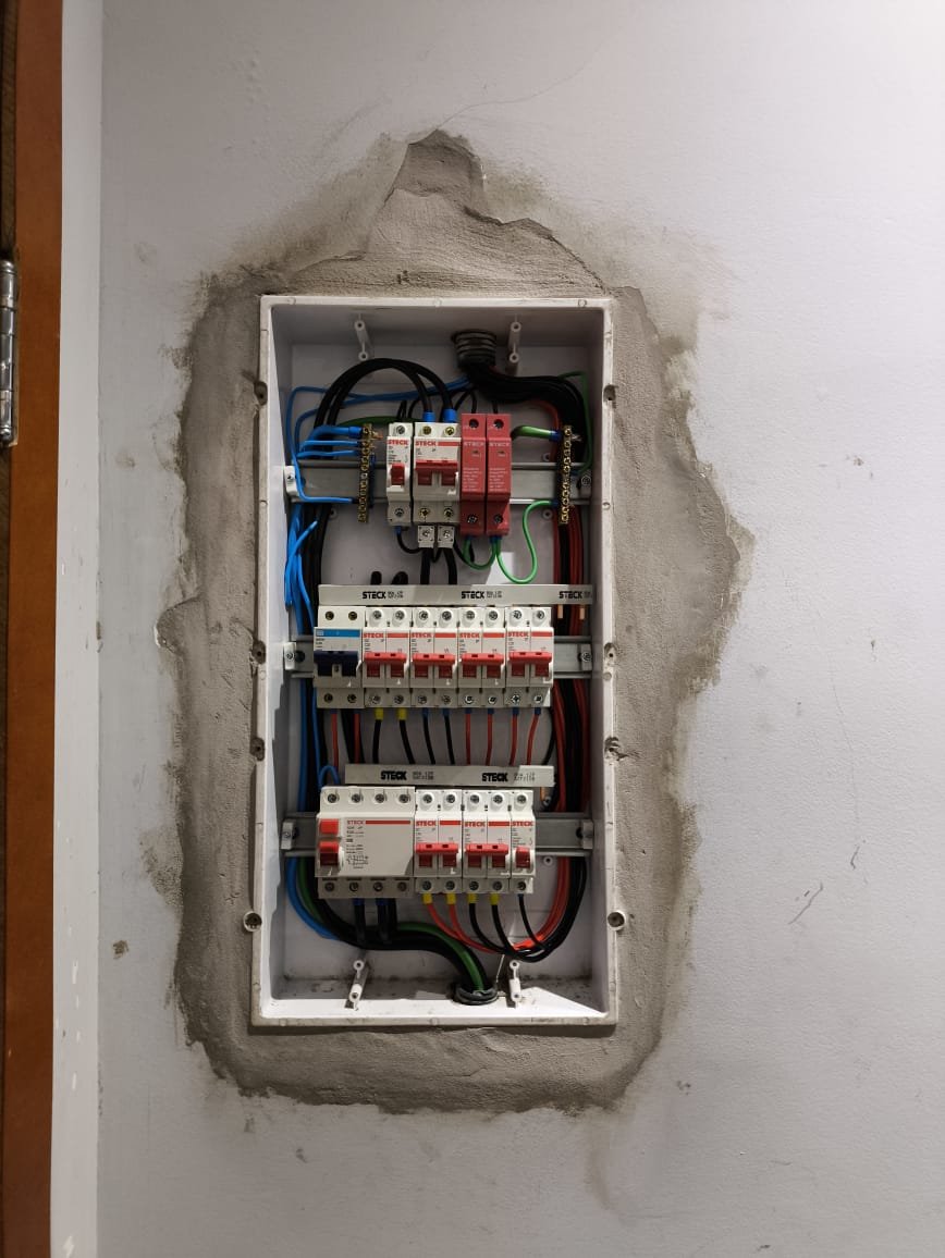 Quadro elétrico finalizado em parede