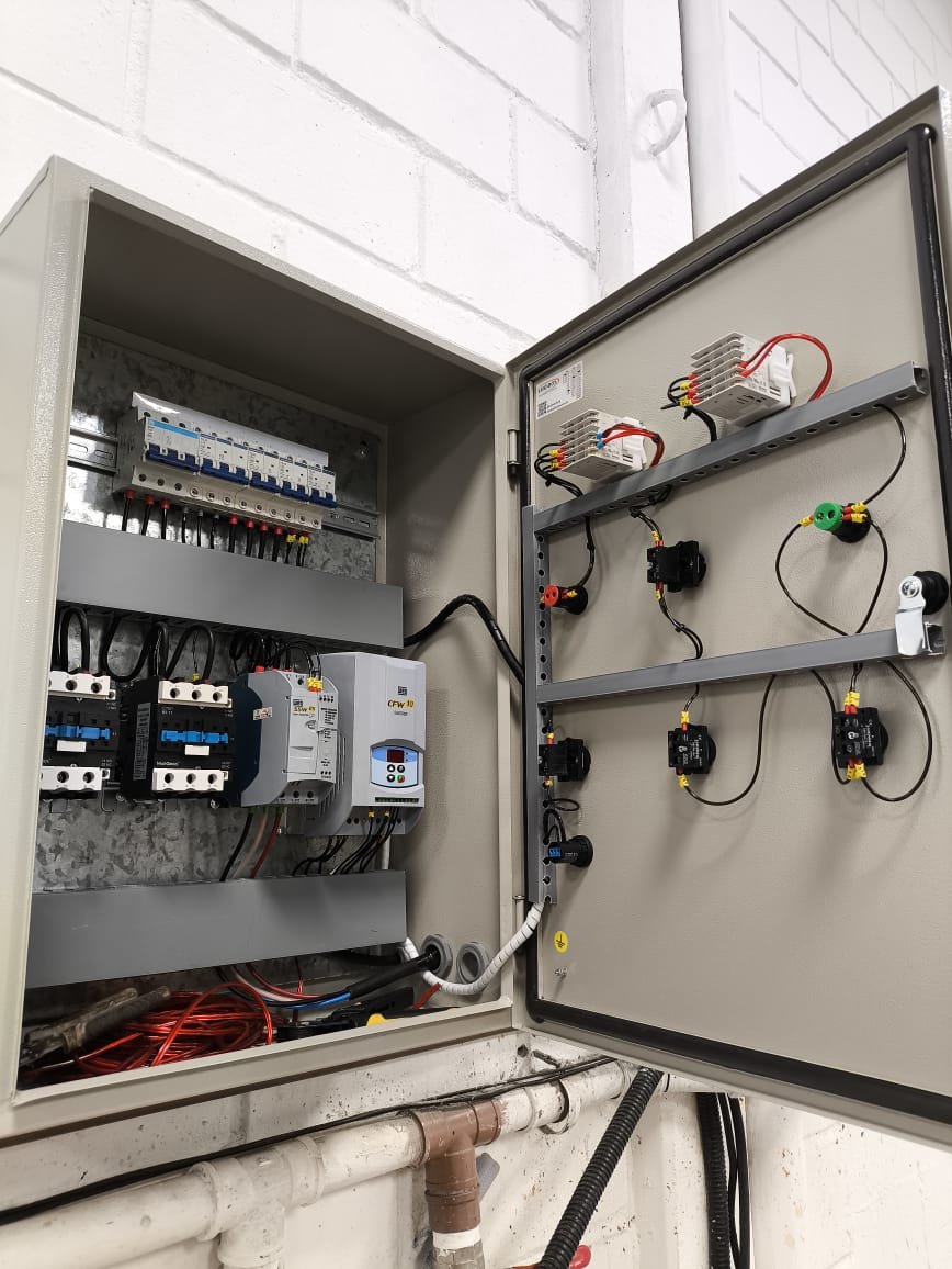 Painel elétrico industrial com inversor de frequência WEG, contatoras e disjuntores instalados pela Elektron Positivo