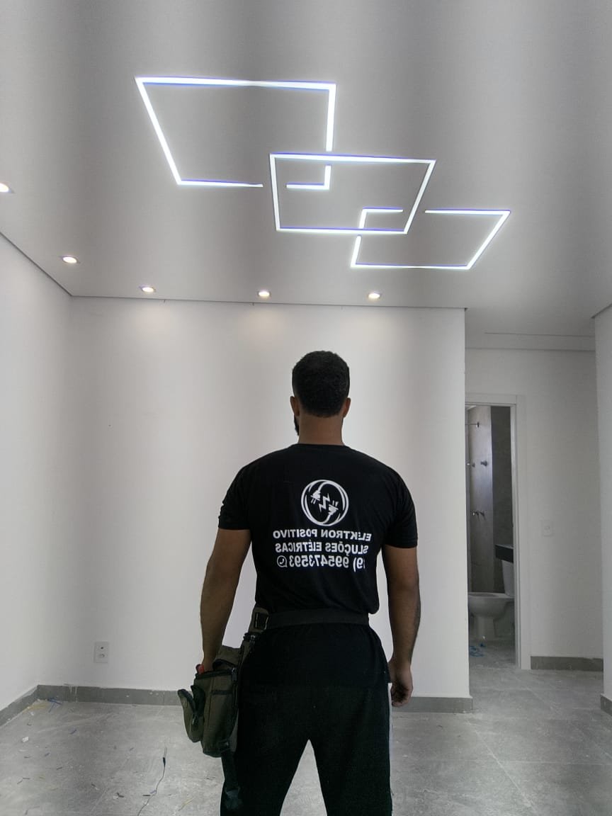 Técnico Elektron Positivo em obra
