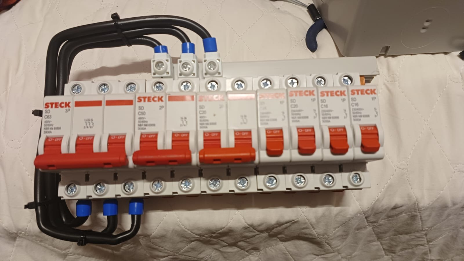 Painel elétrico comercial montado pela Elektron Positivo