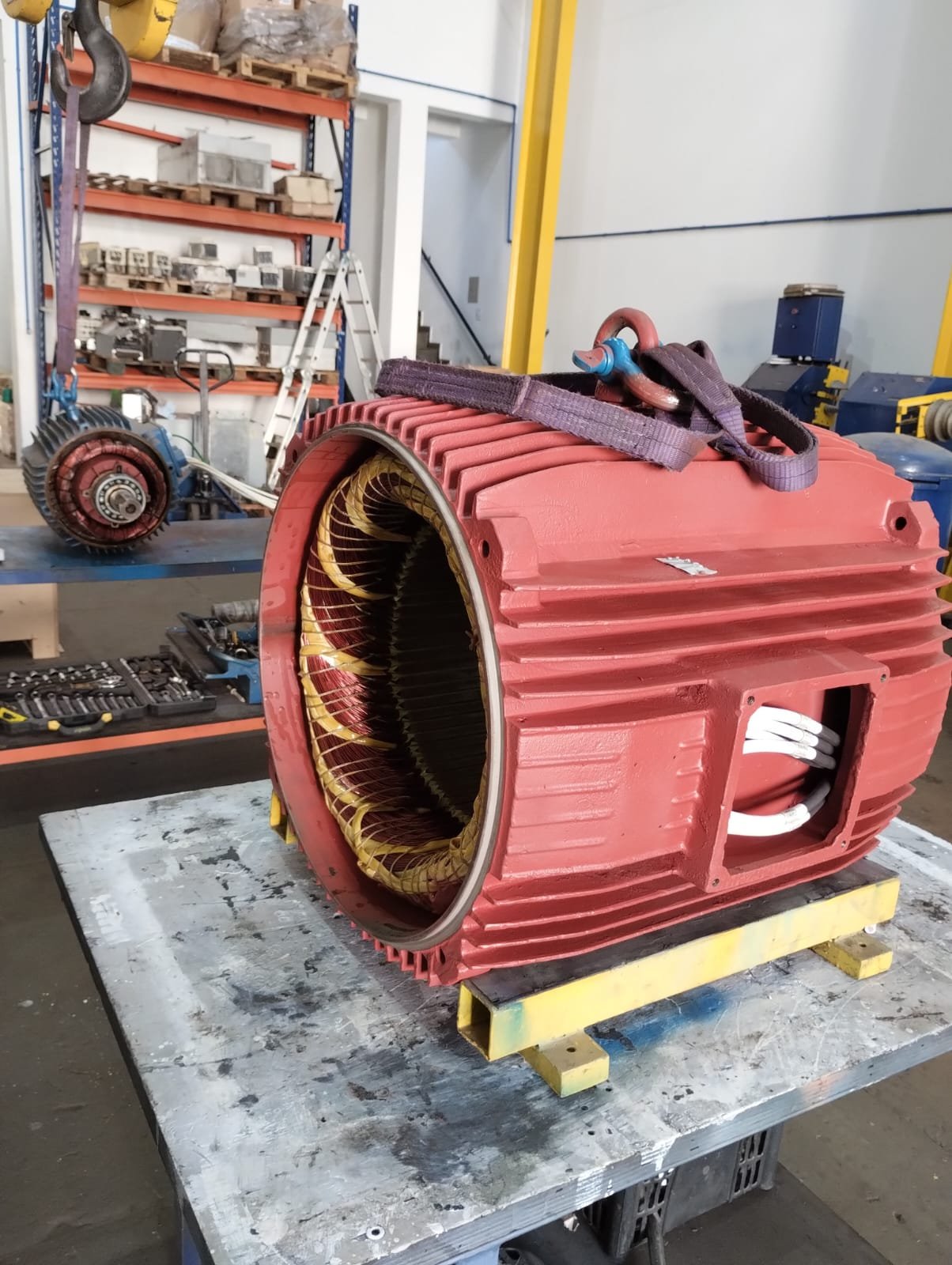 Motor elétrico industrial em manutenção