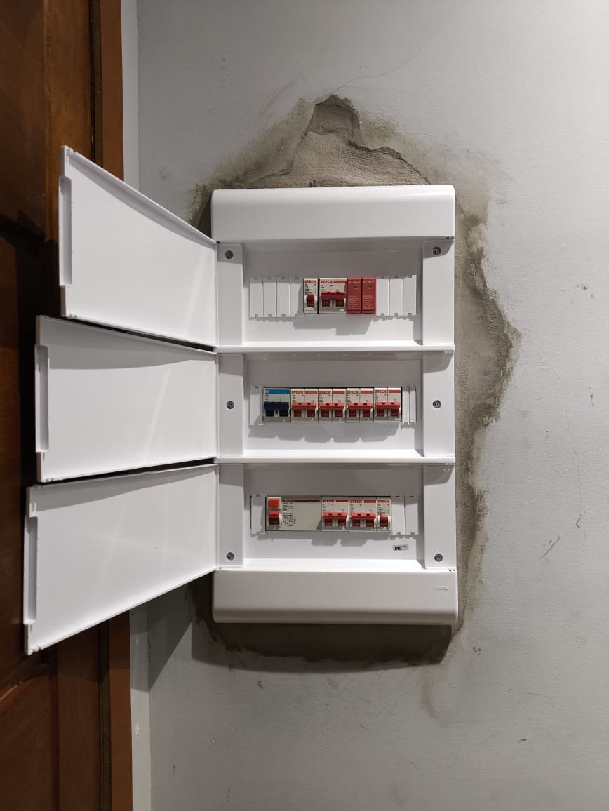 Quadro elétrico aberto com três níveis