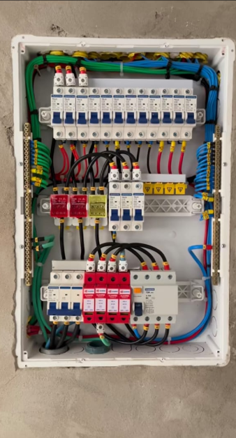 Quadro elétrico residencial com DPS, DR e disjuntores